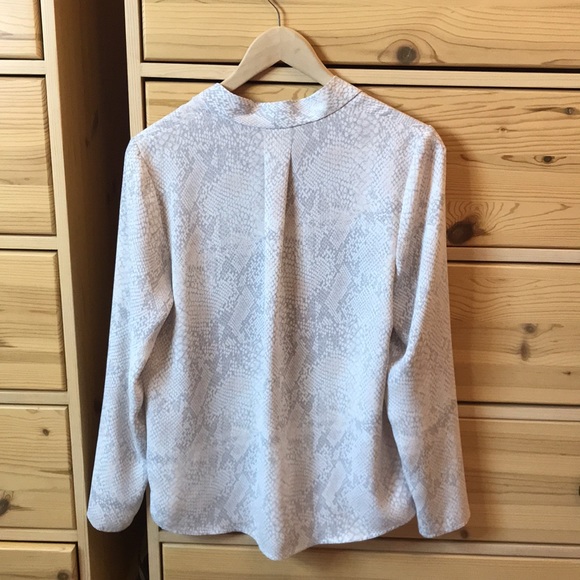 Babaton Aritzia Akira Blouse Matte Satin Snake Print Blouse Espace/Gray Size M - Picture 13 of 13